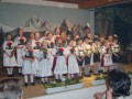 Die Kindergruppe singt dem neuen Ehrenmitglied ein Lied