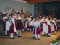 Kindergruppe tanzt die Spitzbuampolka