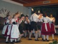 Kinder- und Jugendgruppe tanzt die Kutschn