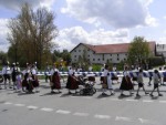 Festlicher Einzug des neuen Baumes in Begleitung der Trachtler