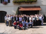 Gruppenfoto vor der Winzerei